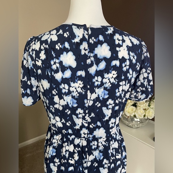 Women's dress - Picture 3 of 11